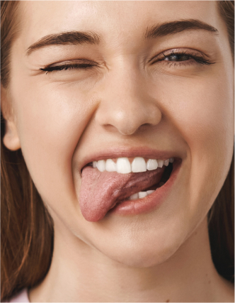 Девушка с высунутым языком