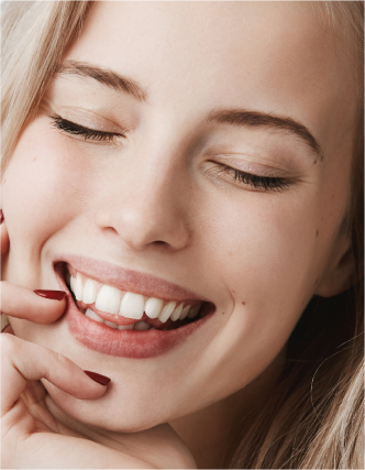 Улыбающаяся девушка с закрытыми глазами